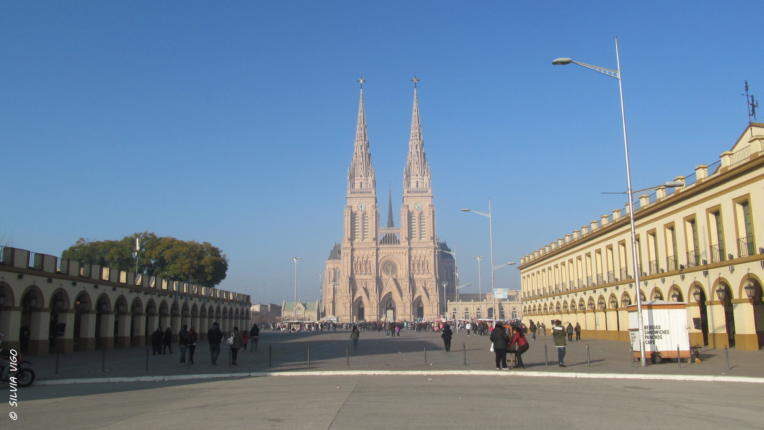 Basílica Nuestra Señora de Luján; delante de ella, la Plaza Belgrano
